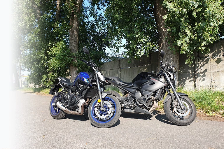 Motocykle ustawione obok siebie